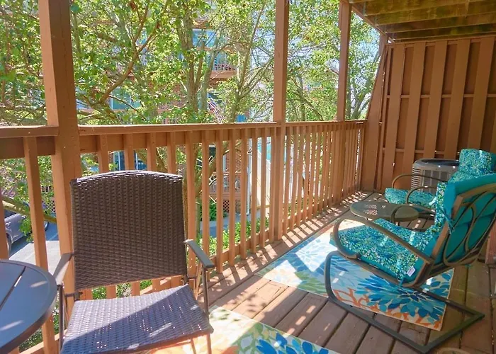 2 Bdrm/2 Bath, Sleeps 6, Pool, Balcony, Wi-fi, Tvs