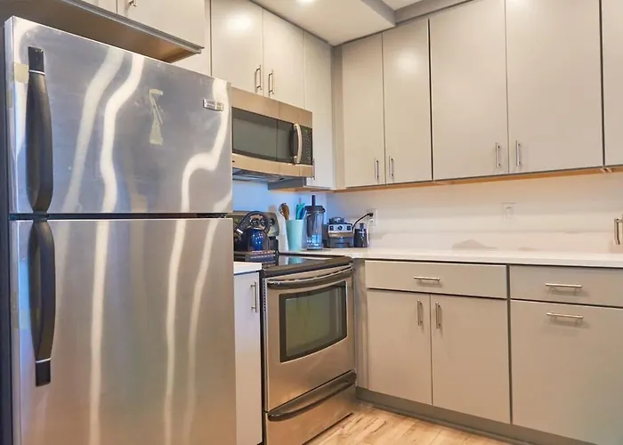 2 Bdrm/2 Bath, Sleeps 6, Pool, Balcony, Wi-fi, Tvs Holiday home