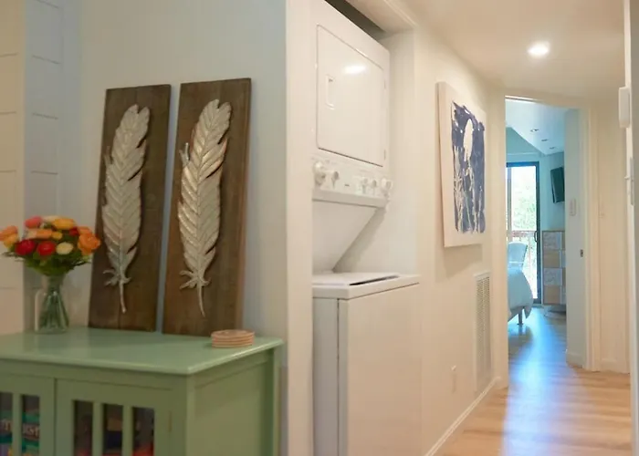 2 Bdrm/2 Bath, Sleeps 6, Pool, Balcony, Wi-fi, Tvs