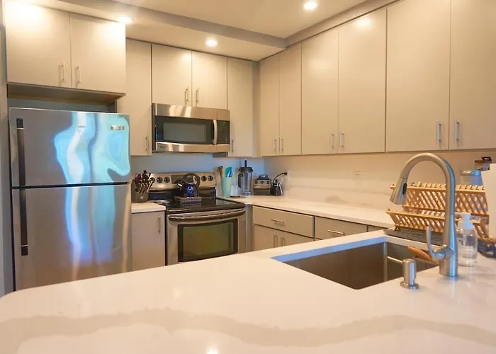 2 Bdrm/2 Bath, Sleeps 6, Pool, Balcony, Wi-fi, Tvs *