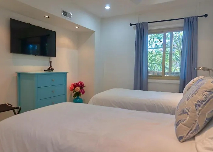 2 Bdrm/2 Bath, Sleeps 6, Pool, Balcony, Wi-fi, Tvs