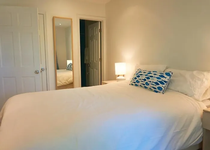 2 Bdrm/2 Bath, Sleeps 6, Pool, Balcony, Wi-fi, Tvs Holiday home *