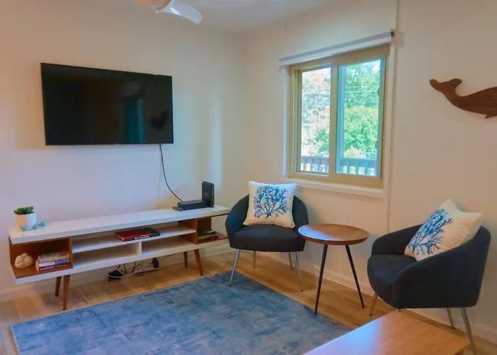 2 Bdrm/2 Bath, Sleeps 6, Pool, Balcony, Wi-fi, Tvs Holiday home *