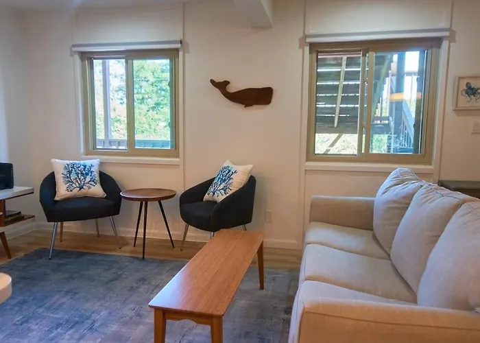 2 Bdrm/2 Bath, Sleeps 6, Pool, Balcony, Wi-fi, Tvs Holiday home *