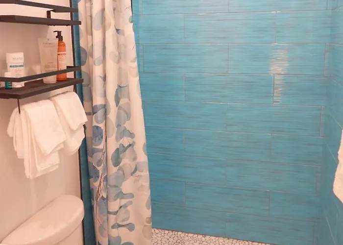 Holiday home 2 Bdrm/2 Bath, Sleeps 6, Pool, Balcony, Wi-fi, Tvs *