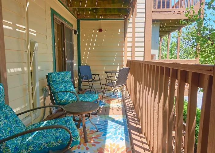 2 Bdrm/2 Bath, Sleeps 6, Pool, Balcony, Wi-fi, Tvs Holiday home