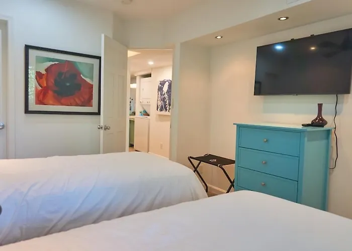 Holiday home 2 Bdrm/2 Bath, Sleeps 6, Pool, Balcony, Wi-fi, Tvs