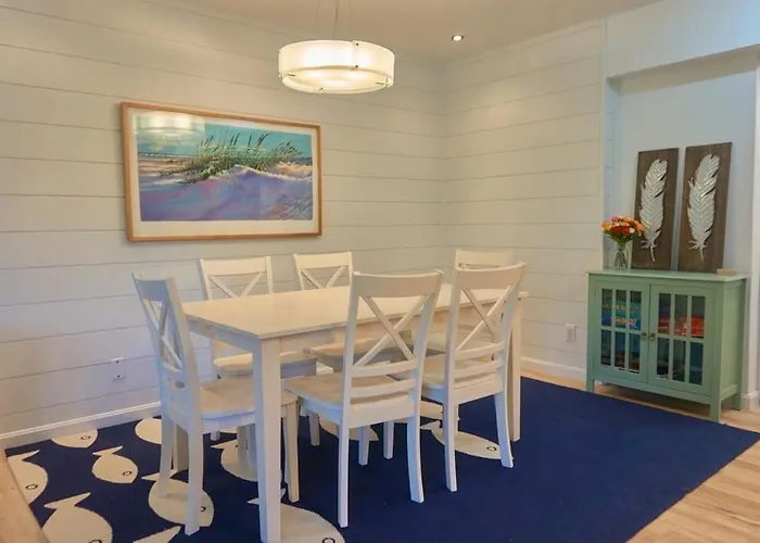 2 Bdrm/2 Bath, Sleeps 6, Pool, Balcony, Wi-fi, Tvs Holiday home