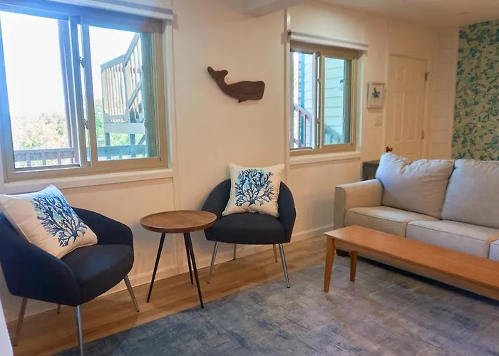 2 Bdrm/2 Bath, Sleeps 6, Pool, Balcony, Wi-fi, Tvs *