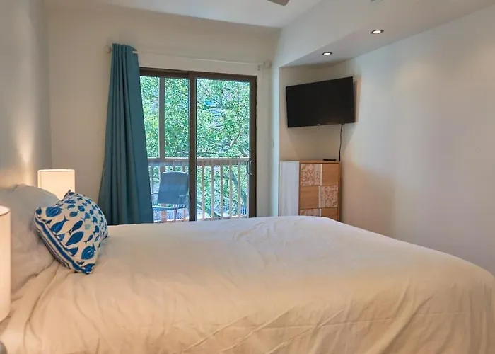 2 Bdrm/2 Bath, Sleeps 6, Pool, Balcony, Wi-fi, Tvs Ocean City
