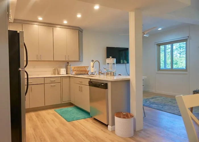 2 Bdrm/2 Bath, Sleeps 6, Pool, Balcony, Wi-fi, Tvs * Ocean City
