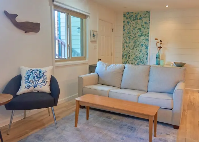 2 Bdrm/2 Bath, Sleeps 6, Pool, Balcony, Wi-fi, Tvs Holiday home *