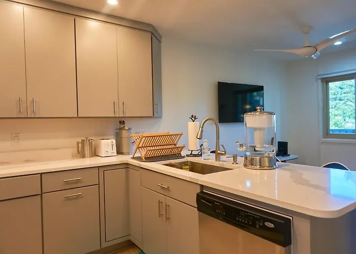 Holiday home 2 Bdrm/2 Bath, Sleeps 6, Pool, Balcony, Wi-fi, Tvs Ocean City