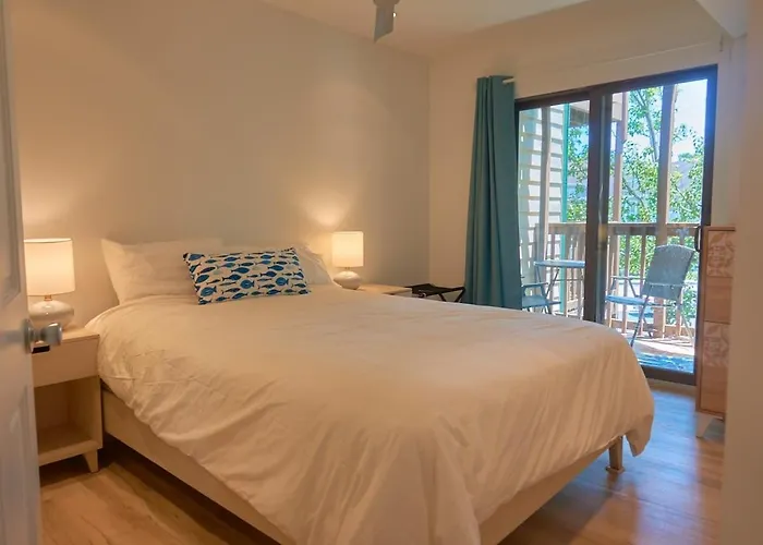 2 Bdrm/2 Bath, Sleeps 6, Pool, Balcony, Wi-fi, Tvs Holiday home *
